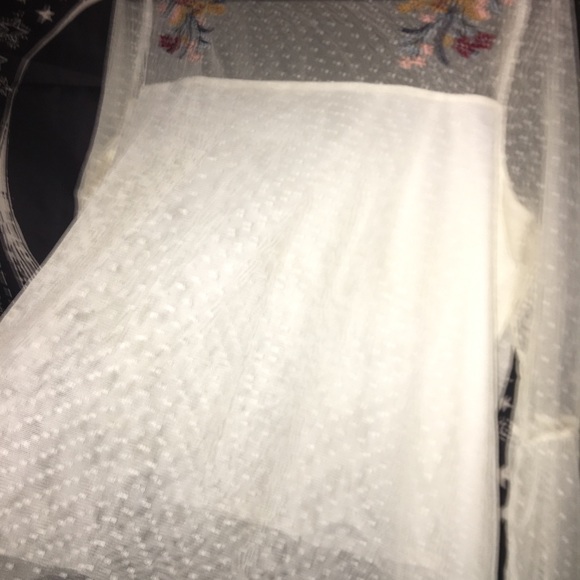 White blouse - Picture 7 of 8